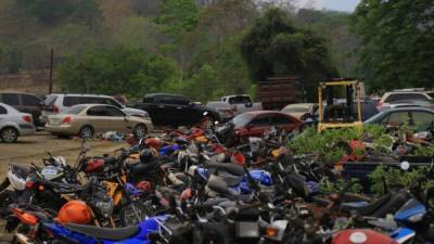 Carros y motos en Ticamaya.