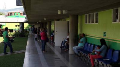 Capitalinos y pacientes de lugares aledaños asisten al centro de rehabilitación en Tegucigalpa.