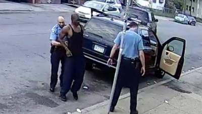 Un nuevo video muestra que Floyd no se resistió al arresto. Los agentes utilizaron luego una fuerza brutal en su contra, derivando en la muerte del afroamericano.