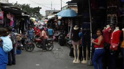 La 6 calle del barrio Medina está prácticamente cerrada por los vendedores desde hace varios meses, situación que se ha escapado de las manos de las autoridades municipales.