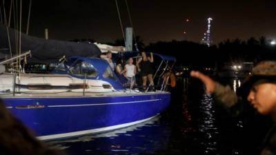 GU5001. PUERTO SAN JOSÉ, ESCUINTLA (GUATEMALA), 24/02/2017.- Fotografía del 23 de febrero de 2017, de la embarcación de la ONG holandesa Women On Waves, en Puerto San José, Escuintla (Guatemala), que llegó en el marco de su primera campaña en América para reivindicar el aborto como un derecho y defender el fin de la prohibición en el país. El 'Barco abortista' tendrá que abandonar hoy el país, según un coronel del Ejército de Guatemala, que no se identificó. La controversia por el arribo del navío, que puede proporcionar a las mujeres abortos médicos legales gratuitos hasta con 10 semanas de embarazo en aguas internacionales, se hizo notar en las redes sociales, en la postura del Ejército -que anunció impedirá la misión- y en las denuncias en su contra, al menos 4. EFE/Esteban Biba