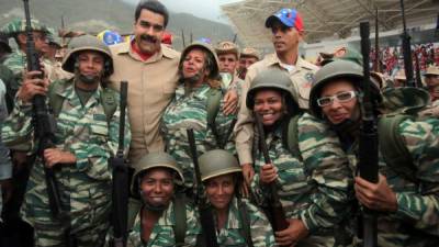 Algunas mujeres del Ejército de Venezuela posan con el presidente Nicolás Maduro. Foto: AFP/Francisco Batista