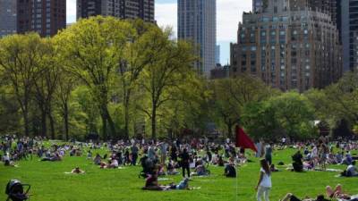 Miles de neoyorquinos abarrotaron el Central Park aprovechando el buen clima en la ciudad./AFP.