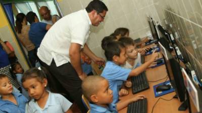 Marlon Escoto, ministro de Educación, interactúa con los preescolares.