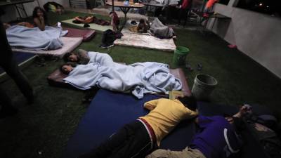 Personas migrantes de origen venezolano descansan en las instalaciones de la Iglesia en las Calles en Tegucigalpa (Honduras), en una fotografía de archivo.