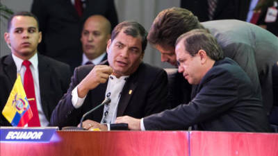 El presidente de Ecuador, Rafael Correa (i), acompañado del canciller ecuatoriano Ricardo Patiño, participan en la instalación de la II Cumbre Alba-PetroCaribe, en Caracas (Venezuela). EFE