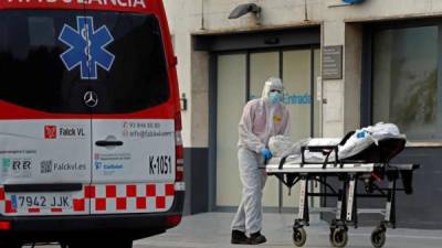 Un técnico sanitario traslada a un paciente en el Hospital de Bellvitge, este lunes en la localidad barcelona de L'Hospitalet. EFE/Toni Albir