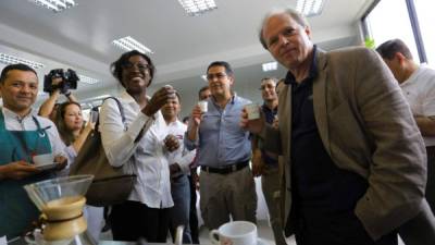 El vicepresidente del Banco Mundial para América Latina y el Caribe, Axel van Trotsenburg, junto al presidente Hernández.