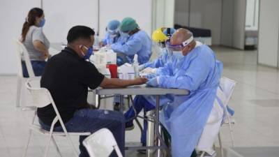 Uno de los salones de Expocentro sirvió para hacer pruebas en trabajadores. Foto: Franklyn Muñoz.