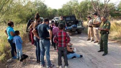 Bryan llegó hace unos días a los bancos del río Grande, viajó desde Honduras a Reynosa en manos de los 'coyotes'. Pero hoy su sueño llegó a su fin. Foto tomada de oficinadecorresponsales.wordpress.com