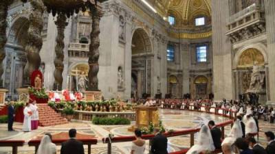 El papa Francisco celebró 20 bodas en el Vaticano, entre ellas las de dos parejas en 'pecado'.