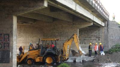 El equipo municipal trabaja en la desviación del cauce del río Bermejo.