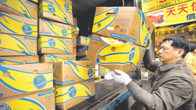 Un empleado carga cajas de bananas de Chiquita en San Francisco, California.