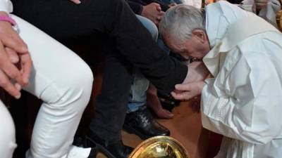 El papa Francisco besó hoy el pie de un preso en la cárcel de Paliano con motivo de la celebración del Jueves Santo, en provincia de Frosinone, centro de Italia. EFE