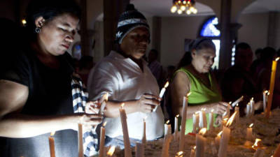 Una grupo de creyentes católicas sostienen velas encendidas hoy, lunes 3 de febrero de 2014, en la basílica de Suyapaen, en Tegucigalpa (Honduras) cuando se conmemora el Día de la Virgen de Suyapa, patrona de Honduras.EFE