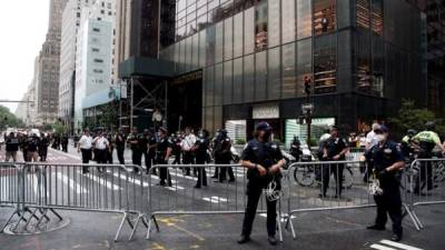 Miembros del Departamento de la Policía de Nueva York resguardan el frente de la Torre Trump en la Quinta Avenida de Nueva York. FOTO DE ARCHIVO.