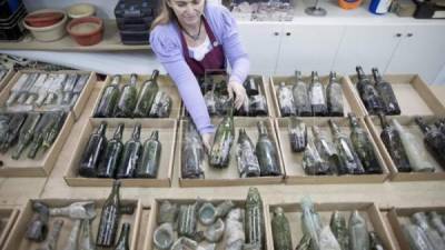 La experta en antigüedades israelí Adrian Ganor muestra varias de las botellas de alcohol de soldados británcos de la Primera Guerra Mundial que fueron encontradas durante una excavación en la ciudad cisjordana de Ramala. EFE