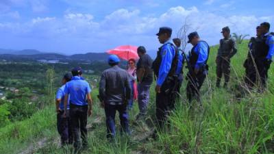 Parientes de los reclusos Elvin Valladares y Wilmer Fonseca llegaron ayer a la morgue.