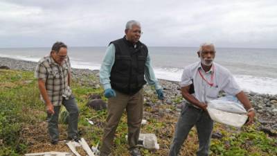 Expertos de Malasia viajaron a la isla francesa donde se encontraron los restos del MH370.