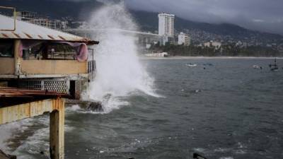 MEX015. ACAPULCO (MÉXICO), 06/08/2018.- Vista general de la turbulencia en el mar del puerto de Acapulco, en el estado de Guerrero (México) hoy, lunes 6 de agosto de 2018, debido a las tormentas tropicales Ileana y John. Las tormentas tropicales Ileana y John, en combinación con inestabilidad atmosférica en el Pacífico, propician lluvias intensas en los estados de Guerrero, Oaxaca, Puebla, Veracruz y Chiapas, pronosticó hoy el Servicio Meteorológico Nacional (SMN) de México. También se prevén precipitaciones muy fuertes para Jalisco, Colima, Michoacán y Tabasco, y fuertes en Sonora, Chihuahua, Durango, Sinaloa, Nayarit, San Luis Potosí, Tamaulipas, Guanajuato, Querétaro, Hidalgo, Estado de México, Ciudad de México, Morelos, Tlaxcala, Campeche, Yucatán y Quintana Roo. EFE/David Guzmán