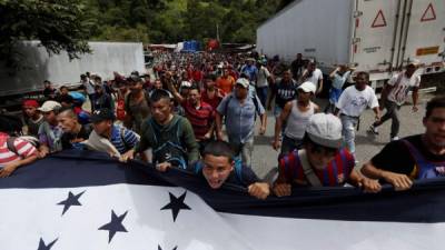 La caravana de migrantes avanza hacia la frontera sur de México custodiada por la policía de Guatemala./EFE.