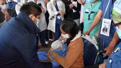 Yanira Soriano recibe a su bebé por primera vez en sus brazos. Foto: AFP