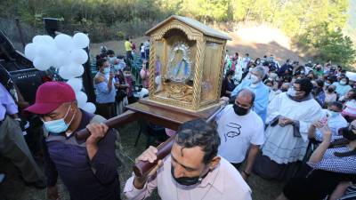 Los feligreses cargaron sobre sus hombros la imagen de la Virgen de Suyapa durante la celebración de la eucaristía. Los fieles católicos llegaron hasta este lugar donde colocan velas y ofrendas a la Virgen de Suyapa.