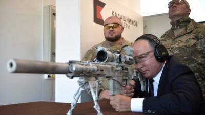El presidente ruso, Vladímir Putin, demostró hoy su puntería en un campo de tiro a las afueras de Moscú con un rifle de francotirador fabricado por el consorcio Kaláshnikov.