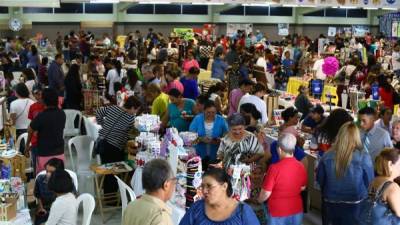 Más de 200 expositores ofrecen sus productos, artesanías y servicios en el Bazar del Sábado que se creó hace más de un año y medio.