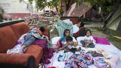 Residentes del municipio de Juchitán duermen a las afueras de sus casas destruidas por el terremoto que afectó a México el pasado 7 de septiembre.