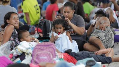 Migrantes hondureños descansan en la localidad de Mapastepec, en el estado de Chiapas (México). EFE/Archivo