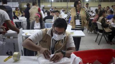 TEG06.- TEGUCIGALPA (HONDURAS), 08/12/2017.- Trabajadores realizan un escrutinio especial en la sede del Tribunal Supremo Electoral hoy, viernes 8 de diciembre de 2017, en Tegucigalpa (Honduras). El Tribunal Supremo Electoral de Honduras (TSE) anunció que realizará un escrutinio especial con 4.753 actas y contará 'voto por voto' para conocer al nuevo presidente electo del país en los comicios del 26 de noviembre, de las que dos candidatos se autoproclamaron ganadores el mismo día. EFE/Gustavo Amador