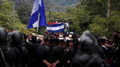 La caravana migrante recorre Guatemala en dirección a la frontera sur de México donde cientos de policías federales fueron desplegados en Chiapas para evitar su ingreso./EFE.
