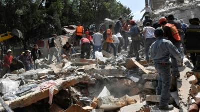 Bajo los escombros quedaron cientos de personas tras el terremoto que afectó ayer el territorio mexicano.
