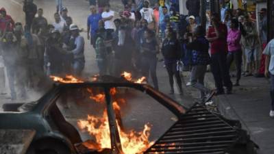 Decenas de venezolanos salieron a las calles de Cotiza para respaldar al grupo de militares que se sublevó contra el Gobierno de Nicolás Maduro en un comando ubicado en esa localidad, enfrentándose a las fuerzas de seguridad.