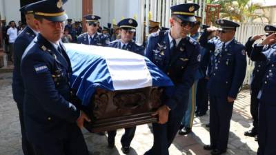 Familiares, amigos y conocidos del capitán Meraz se encaminan para el cementerio Amor Eterno para brindarle el último adiós.