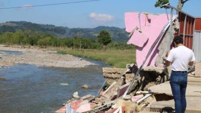La crecida del río Morjá provocó el colapso de varias viviendas que estaban cerca de la rivera en el casco urbano de El Paraíso.