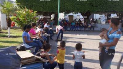 Un grupo de migrantes centroamericanos, esperan en el parque central de Tapachula el arribo de la nueva caravana.