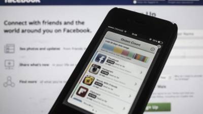 Facebook ya ofrecía recompensas a cambio de avisos sobre 'bugs', o errores en el código de la plataforma que afectan a su seguridad. EFE/Archivo