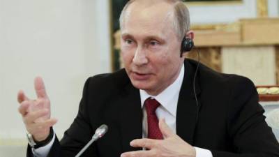 El presidente ruso, Vladímir Putin, durante su entrevista con los presidentes de 10 grandes agencias de prensa internacionales, entre ellas, la Agencia EFE, en San Petersburgo, Rusia, hoy, 1 de junio. EFE