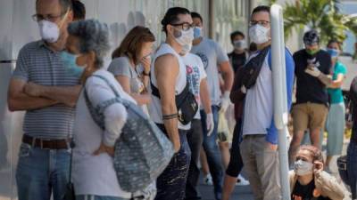 Venzolanos esperan a ser atendidos en una farmacia de Caracas.