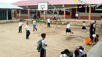 Los alumnos de la escuela John F. Kenndy esperan recibir más ayuda para que el resto también sean reconstruidas.