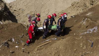 Los grupos de socorro trabajan contrarreloj en un último intento por encontrar supervivientes de la catástrofe.