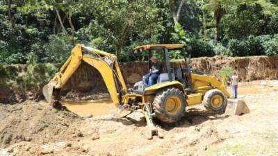 Máquinas trabajando en el río Bobón, extrayendo material para sacar oro, según denuncia de los pobladores.