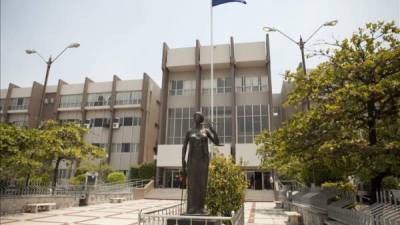 Una delegación de juristas extranjeros inició hoy una visita de cuatro días a Honduras para conocer el proceso de elección de los 15 magistrados de la Corte Suprema de Justicia (CSJ) del país, prevista en el Parlamento para enero de 2016.