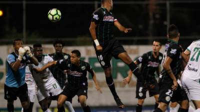 Ovidio Lanza se va en blanco mientras Woodrow West intenta sacar de puño la pelota. Foto Amílcar Izaguirre