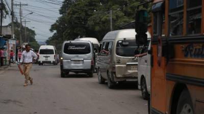 En San Pedro Sula hay 1,600 buses y rapiditos censados, pero se calcula que hay muchas rutas ilegales. Foto: M. Cubas.