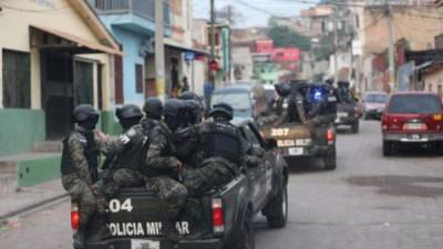 La operación policial arrancó el sábado, se allanaron varias viviendas y se registraron unidades de transporte público.