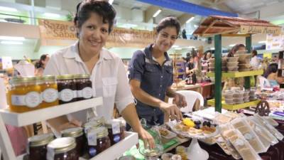 Karla Alvarado, junto a su hija Azaria Laínez, quien también ayuda a preparar los deliciosos dulces.