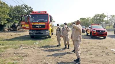 Bomberos atendiendo una llamada de incendio en el sector el Ocotillo. Foto: Franklin Muñoz.